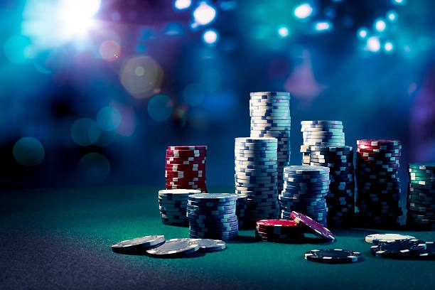 Close-up of BandarQ cards showing hand rankings and betting chip positions on table felt